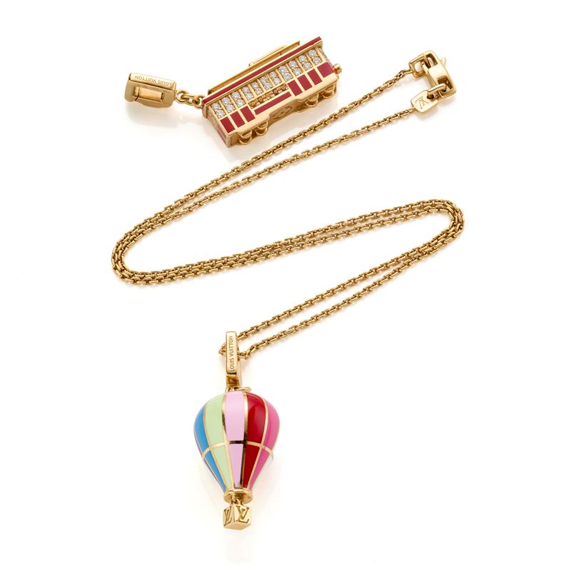 Louis Vuitton, Catena in oro giallo 18 Kt con due pendenti smaltati a forma di mongolfiera e tram...