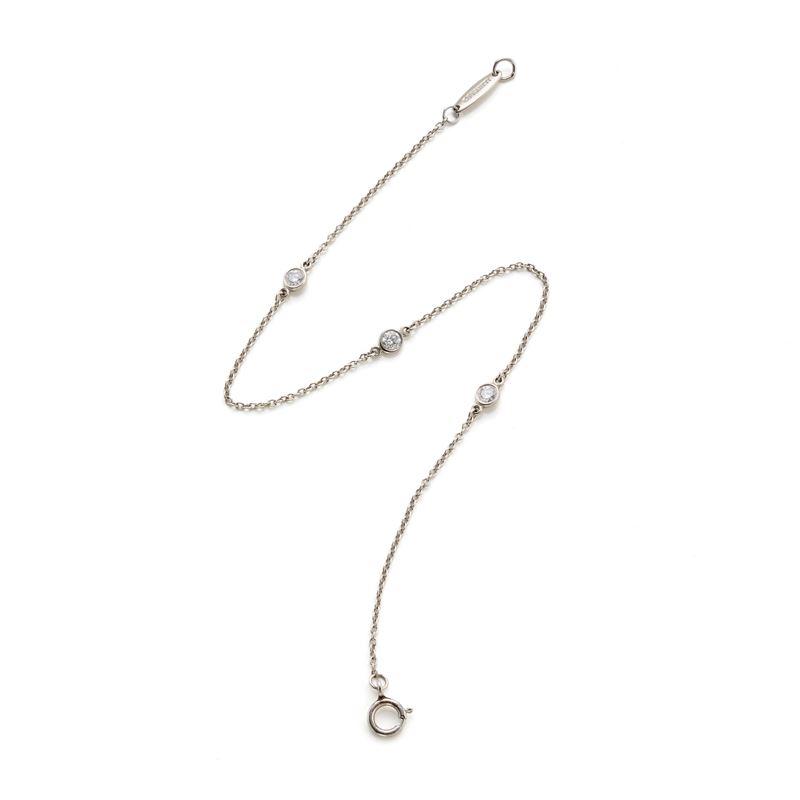 Tiffany & Co, Bracciale in platino con tre diamanti rotondi di circa 0,25 ct