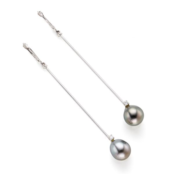 Gold earrrings with pearls and diamonds