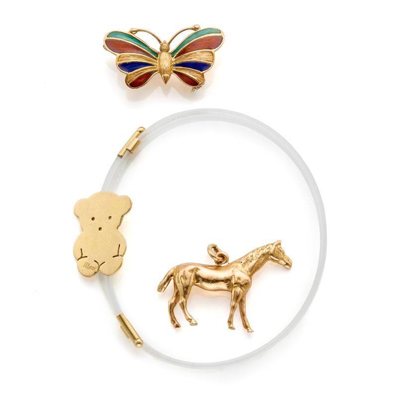 Lotto in oro con un pendente, una spilla e un bracciale