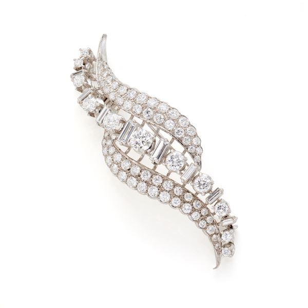 Gold brooch with diamonds