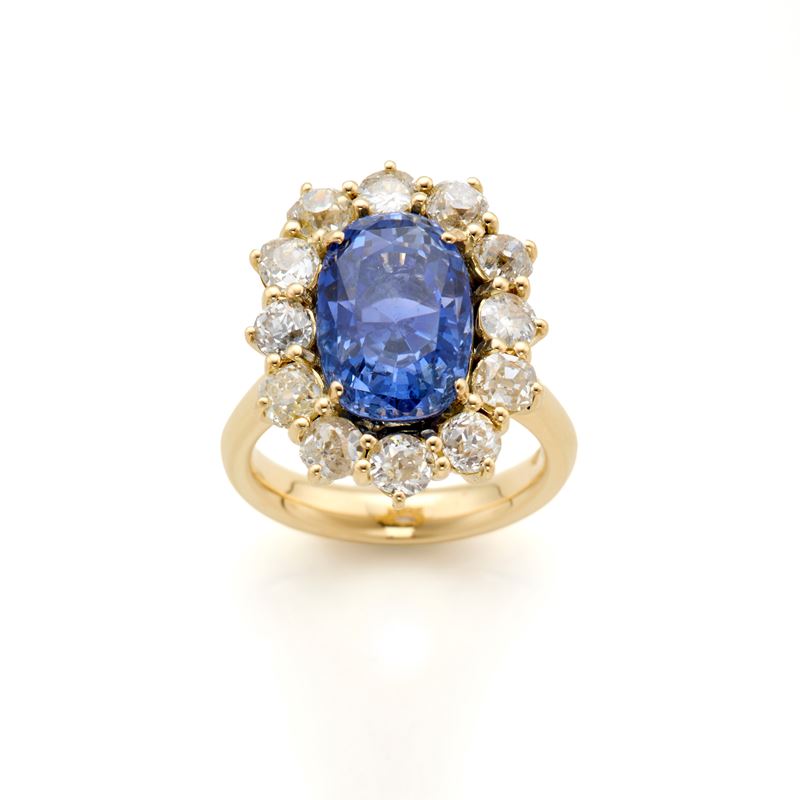 Anello in oro giallo 18 Kt con zaffiro ovale di 11,71 ct e diamanti rotondi da 2,70 ct