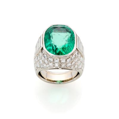 Anello in oro bianco 18 kt con smeraldo colombiano di circa 10,50 ct e diamanti per un totale di ...