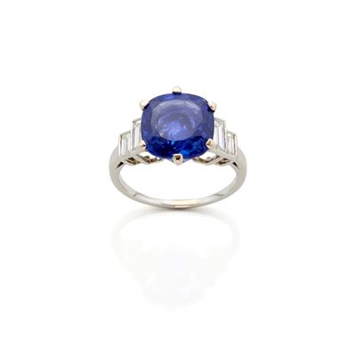Illario, Anello in platino con zaffiro a cuscino di circa 5,60 ct e diamanti baguette