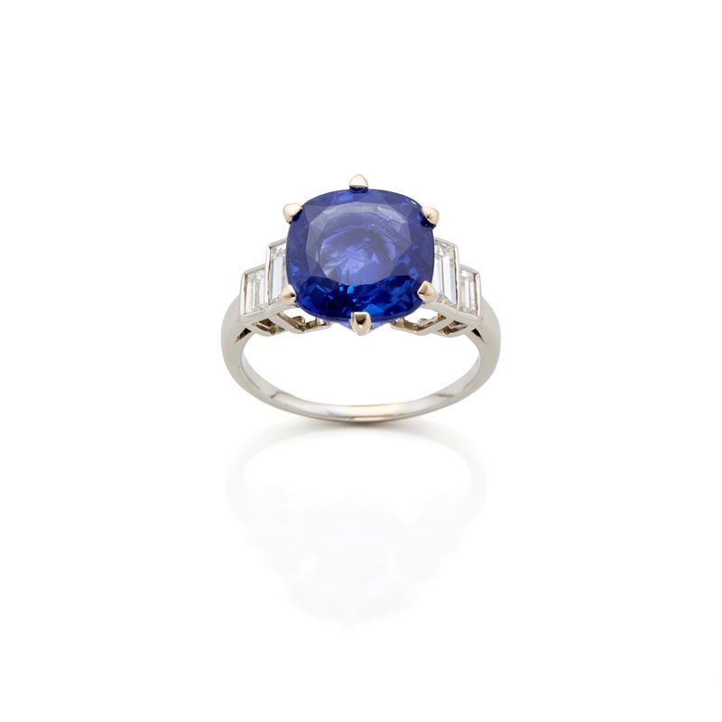 Illario, Anello in platino con zaffiro a cuscino di circa 5,60 ct e diamanti baguette
