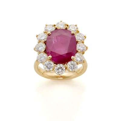 Anello in oro giallo 18 Kt con rubino ovale di 7,89 ct e diamanti