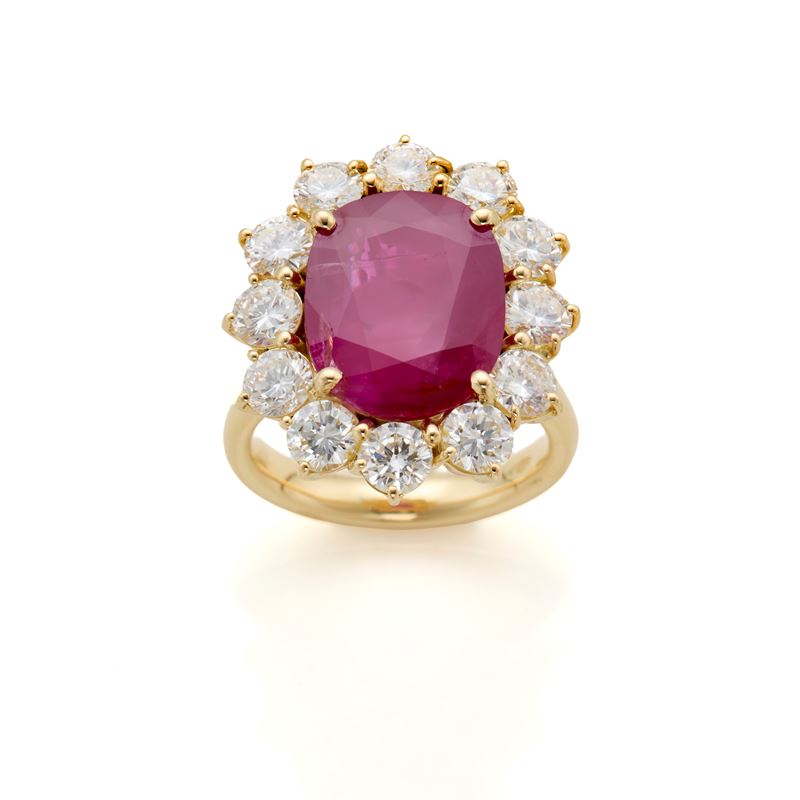 Anello in oro giallo 18 Kt con rubino ovale di 7,89 ct e diamanti