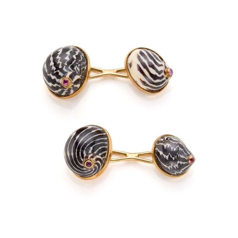 Gemelli, oro giallo 18 Kt con conchiglie e rubini cabochon