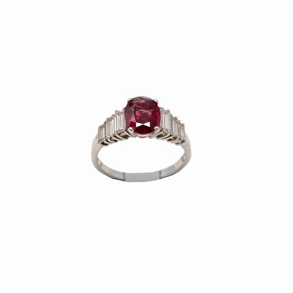 Anello con rubino ovale e 6 diamanti