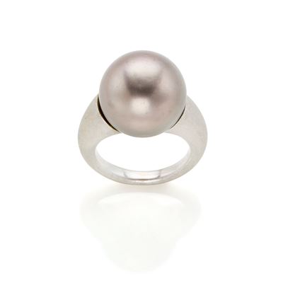 Anello in oro bianco 18 Kt con perla grigia coltivata di circa 15,5 mm