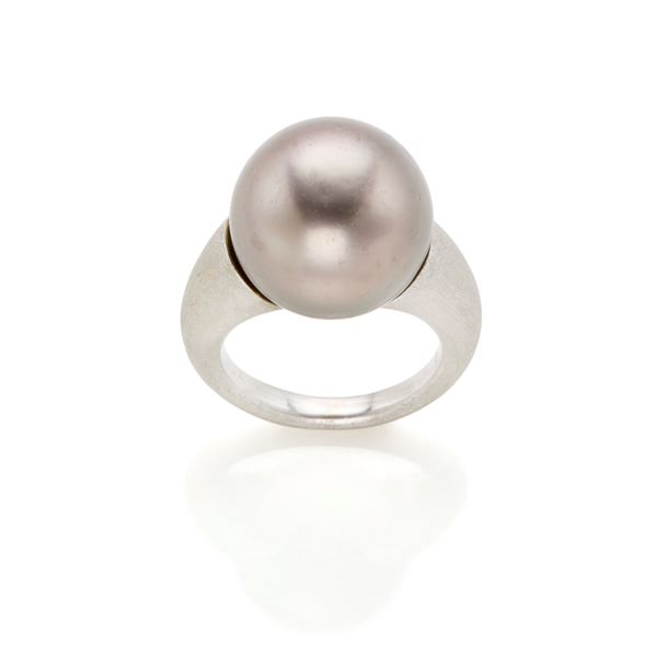 Gold ring with grey pearl