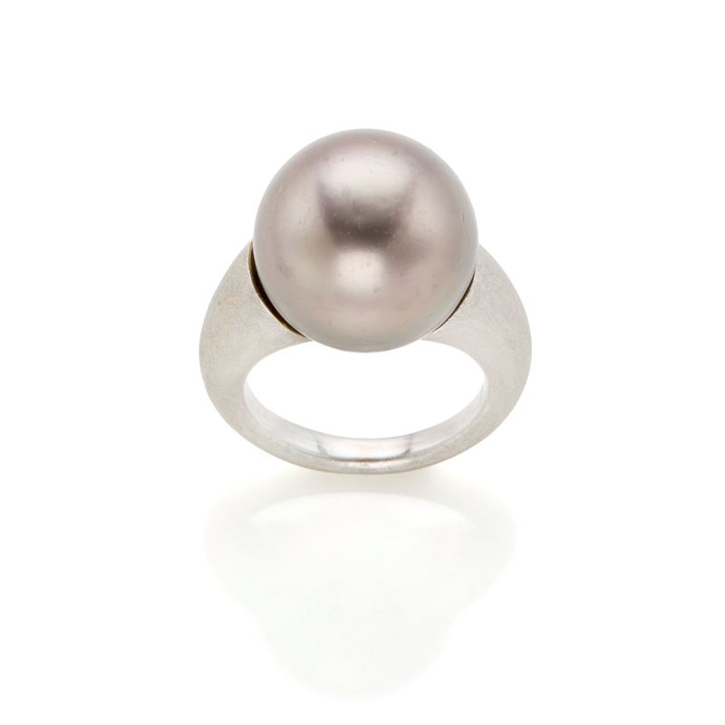 Anello in oro bianco 18 Kt con perla grigia coltivata di circa 15,5 mm