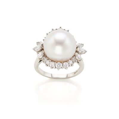 Boucheron, Anello in platino con perla bianca e diamanti