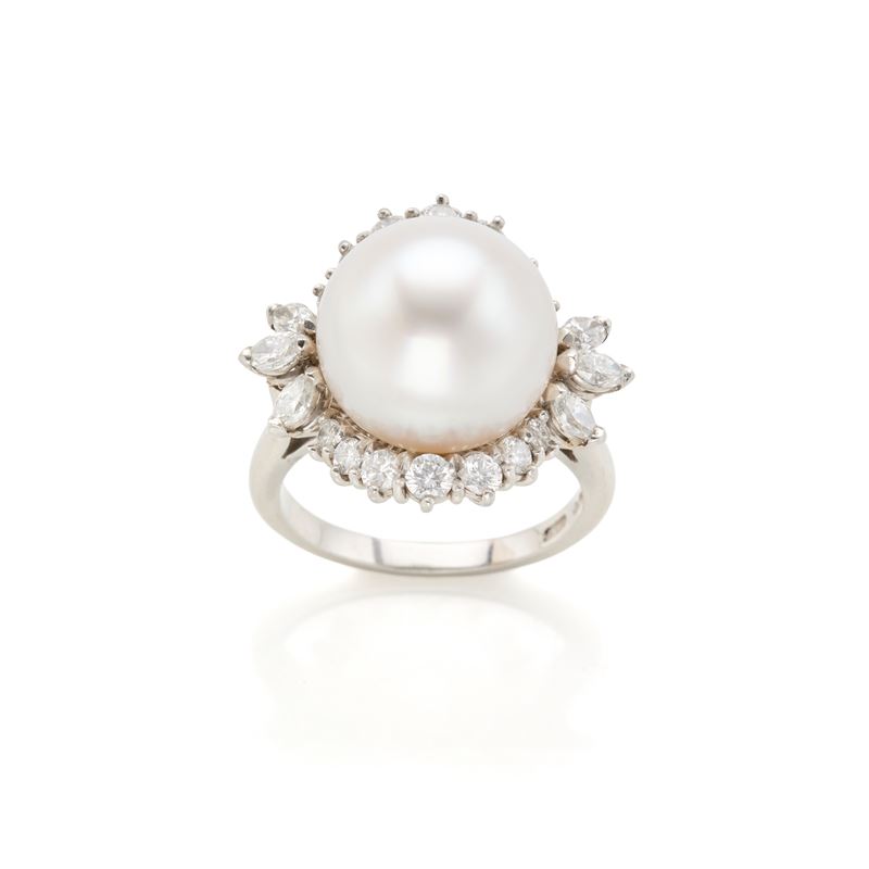 Boucheron, Anello in platino con perla bianca e diamanti
