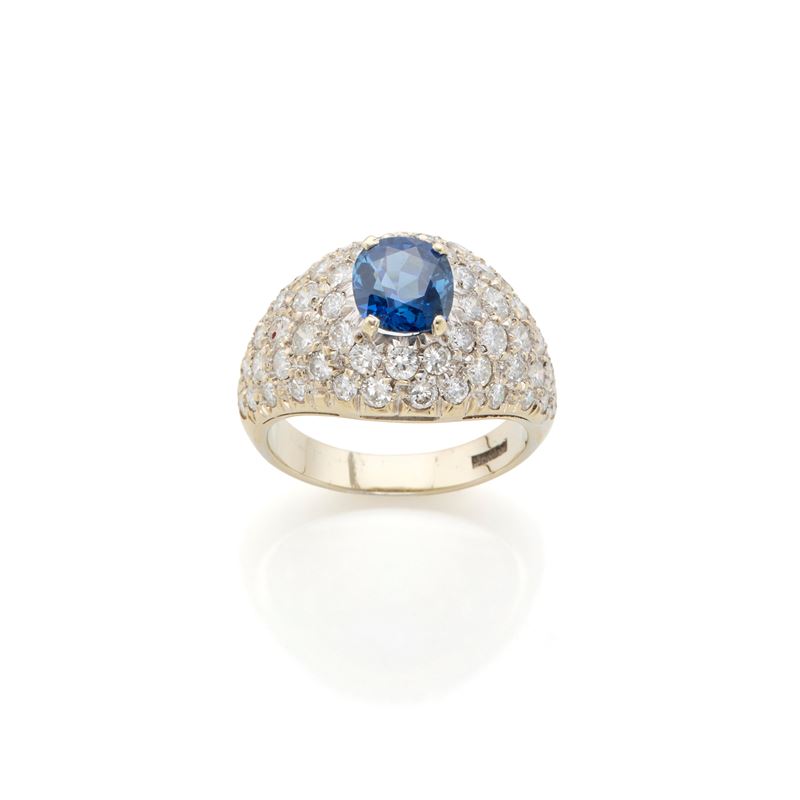 Missiaglia, Anello in oro bianco 18 Kt con zaffiro ovale di 1,70 ct e pavé di diamanti
