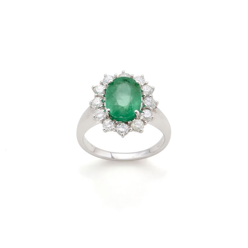 Anello in oro con smeraldo e diamanti
