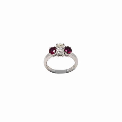 Anello con Ovale Centrale e Rubini Laterali