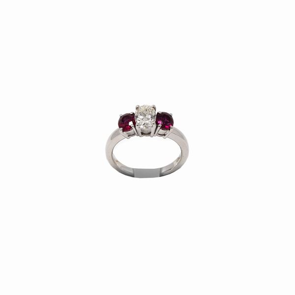 Anello con ovale centrale e rubini laterali