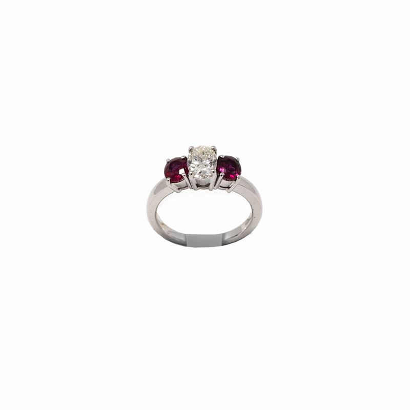 Anello con Ovale Centrale e Rubini Laterali