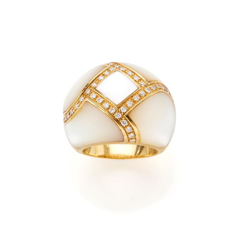 Anello in oro giallo 18 Kt, diamanti rotondi e madreperla