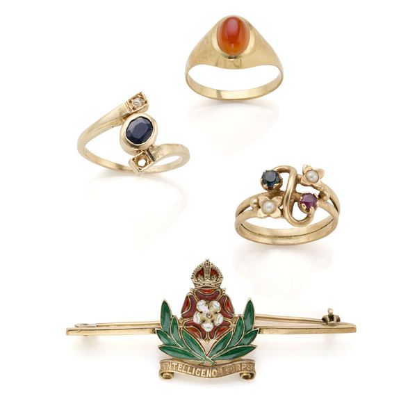 Gold lot of three rings and a brooch