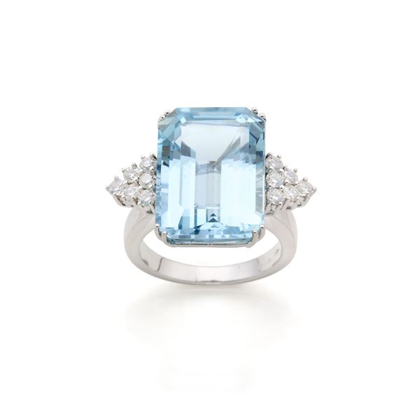 Gold ring with aquamarine 