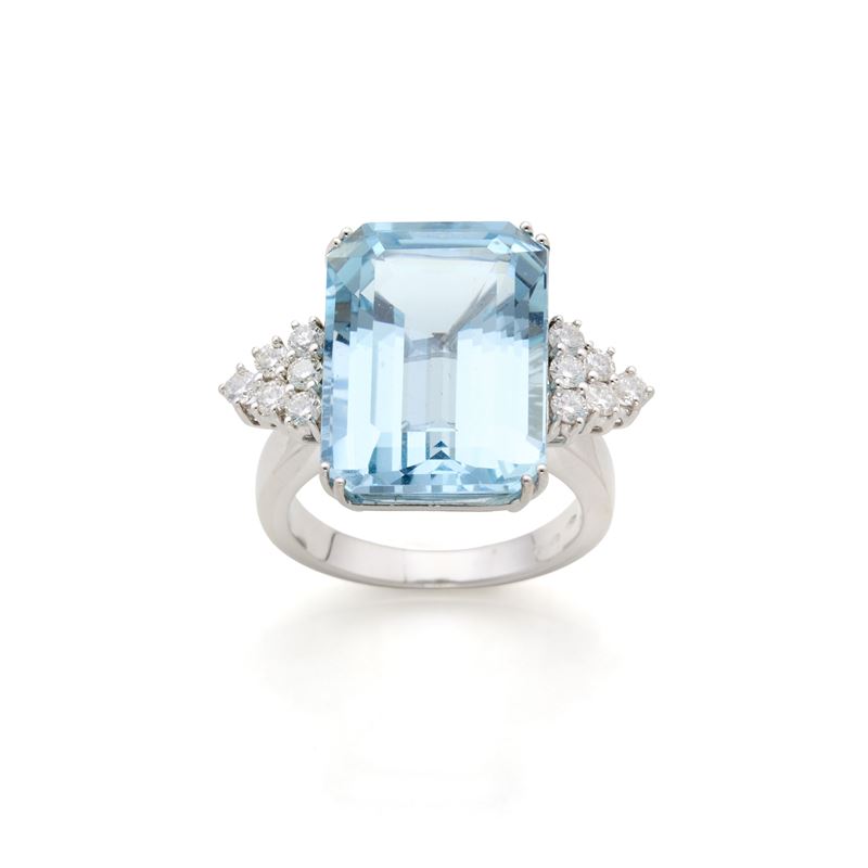 Anello in oro con acquamarina