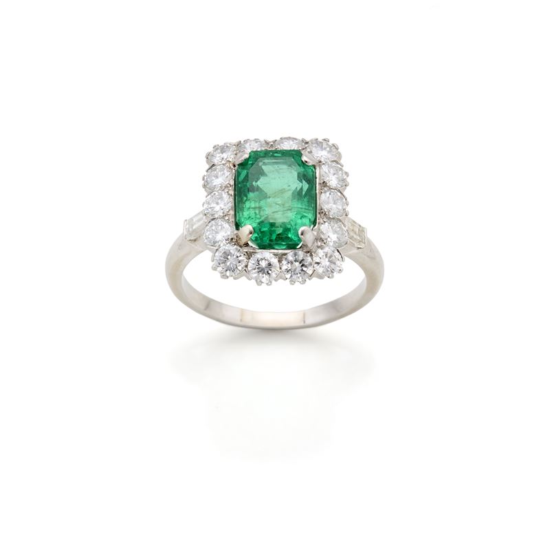 Anello in oro con smeraldo e diamanti