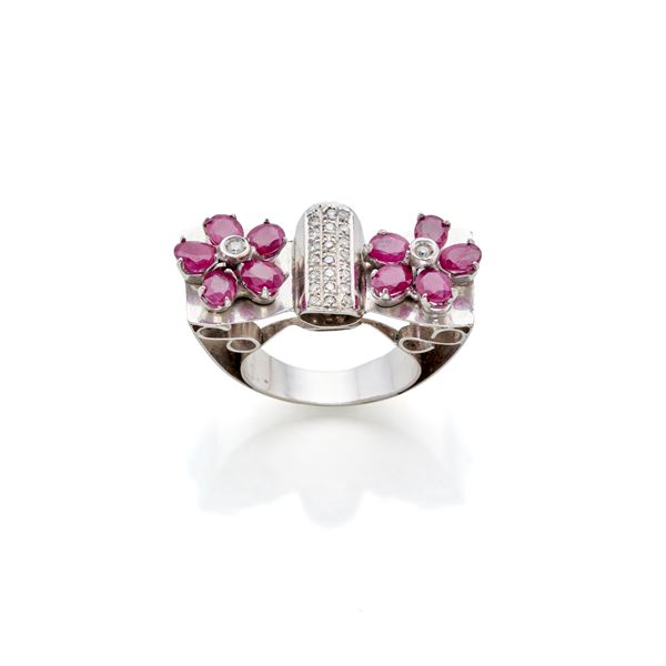 Anello in oro con diamanti e rubini