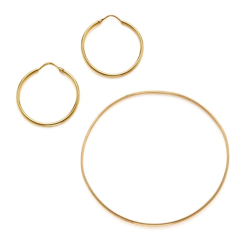 Bangle e orecchini in oro