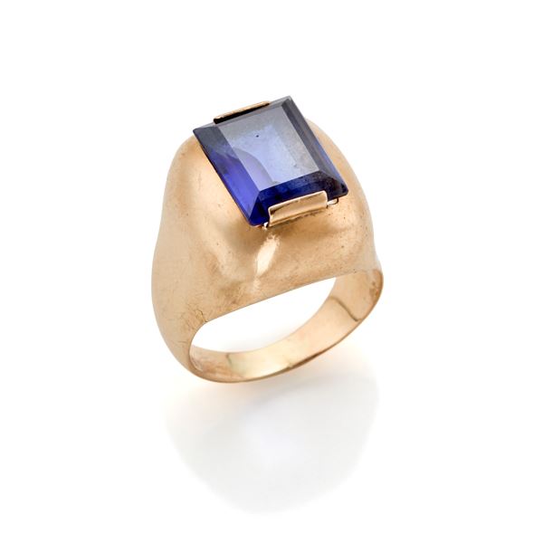 Anello in oro con corindone sintetico