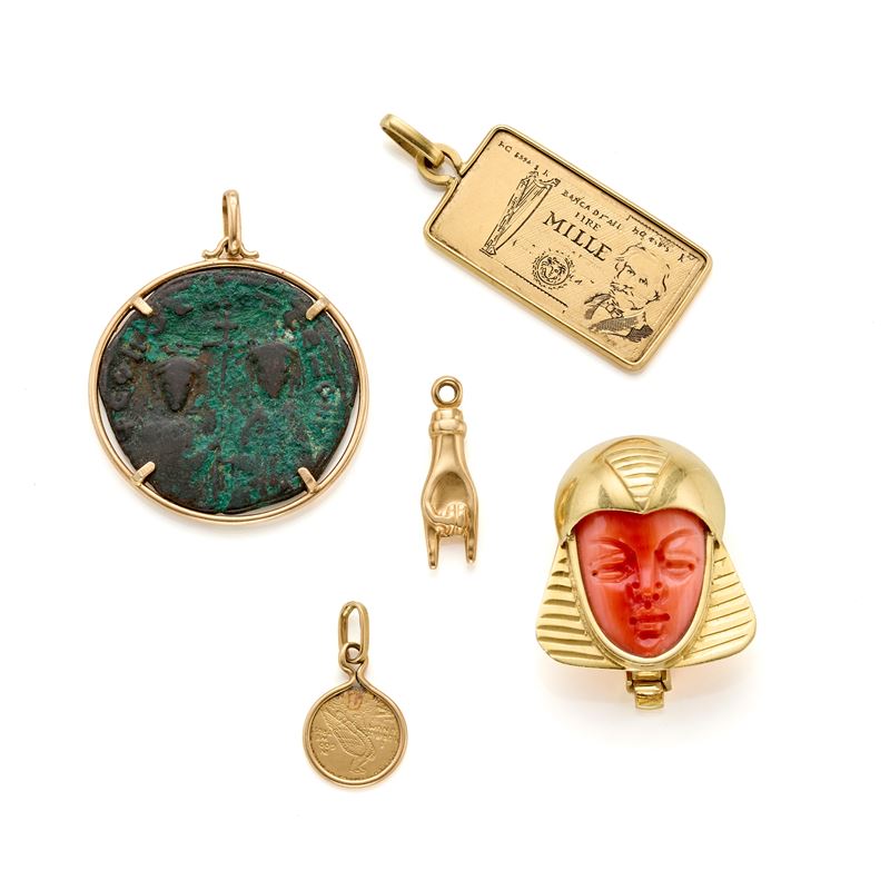 Lotto di cinque pendenti in oro