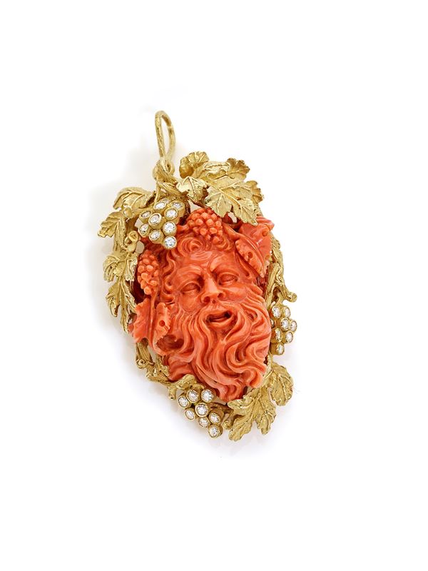 Brooch/pendant with engraved coral