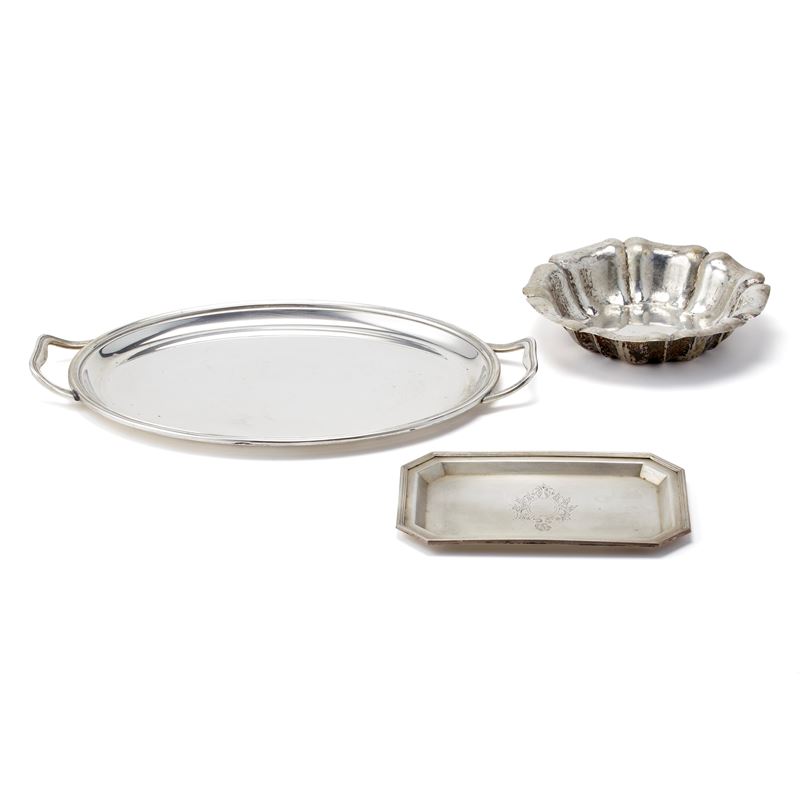Lotto in argento composto da due vassoi e un centrotavola