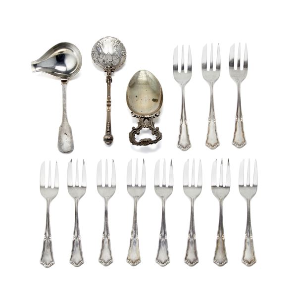 Silver lot consisting of serving pieces of different manufacture