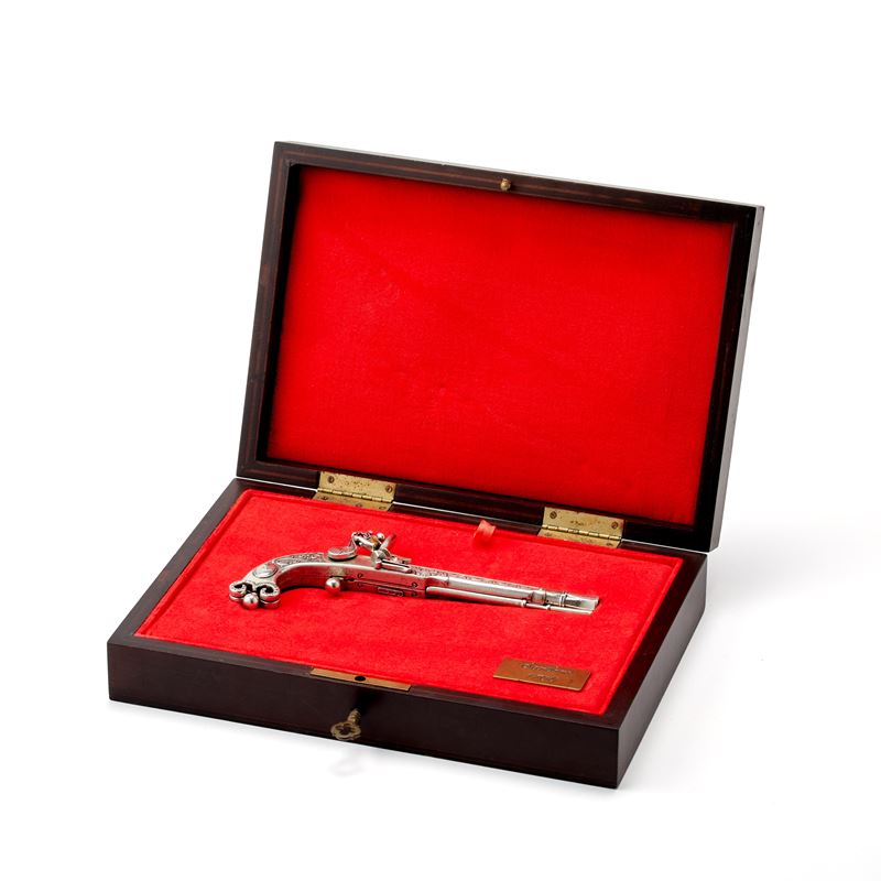 Miniatura di pistola scozzese in argento marcata Unoaerre