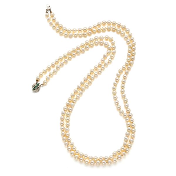 Pearl necklace with gold, diamonds and emeralds clasp