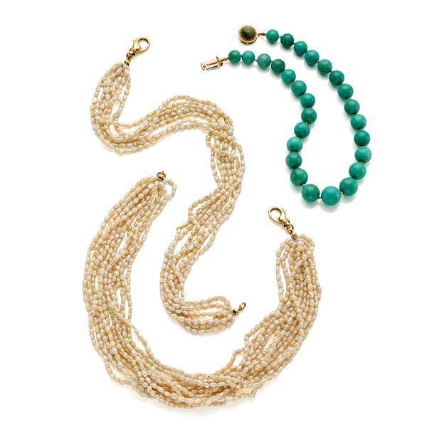 Lot consisting of three necklaces of pearls and turquoise