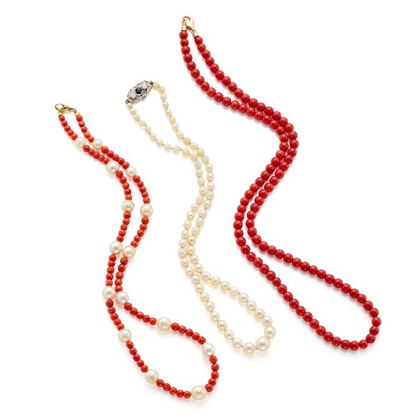 Lot consisting of three necklaces of pearls and coral