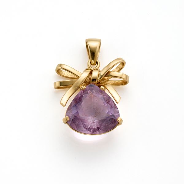 Gold pendant with amethyst