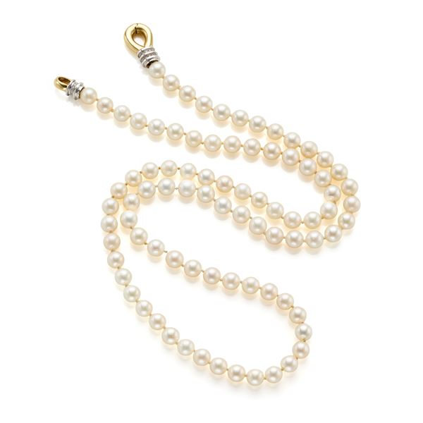 Pearl necklace with gold clasp