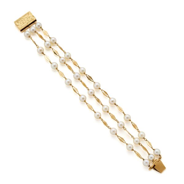 Gold bracelet with pearls