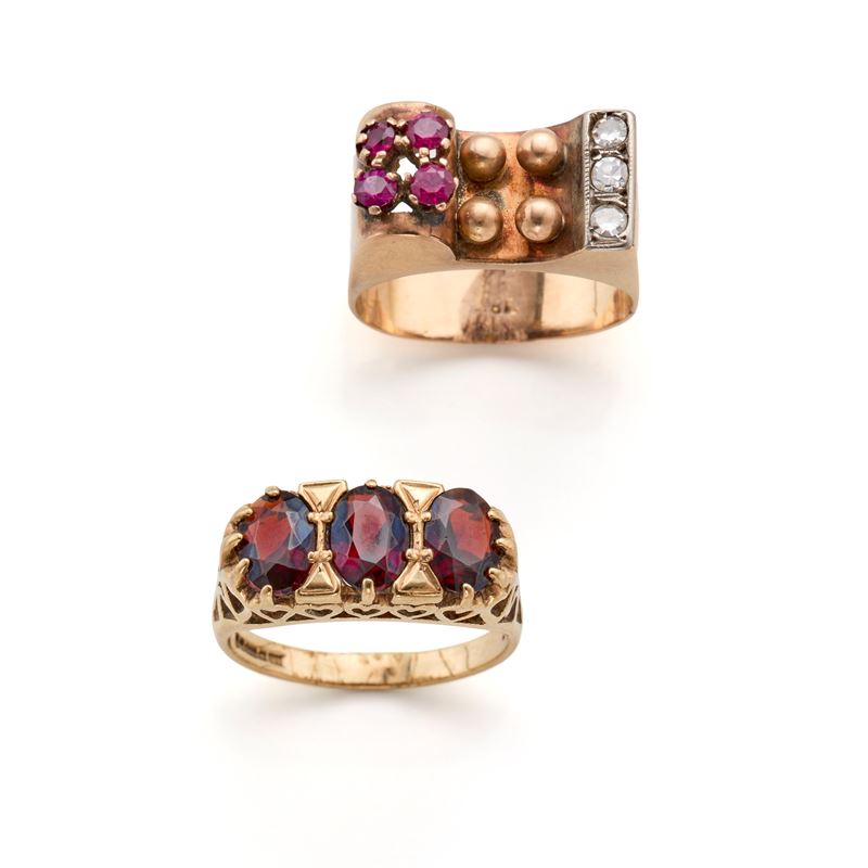 Lotto composto da due anelli in oro con rubini e granati