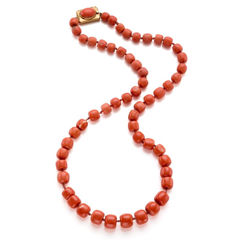 Collana in corallo con chiusura in oro