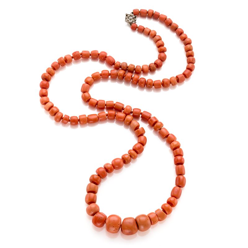 Collana in corallo con chiusura in platino