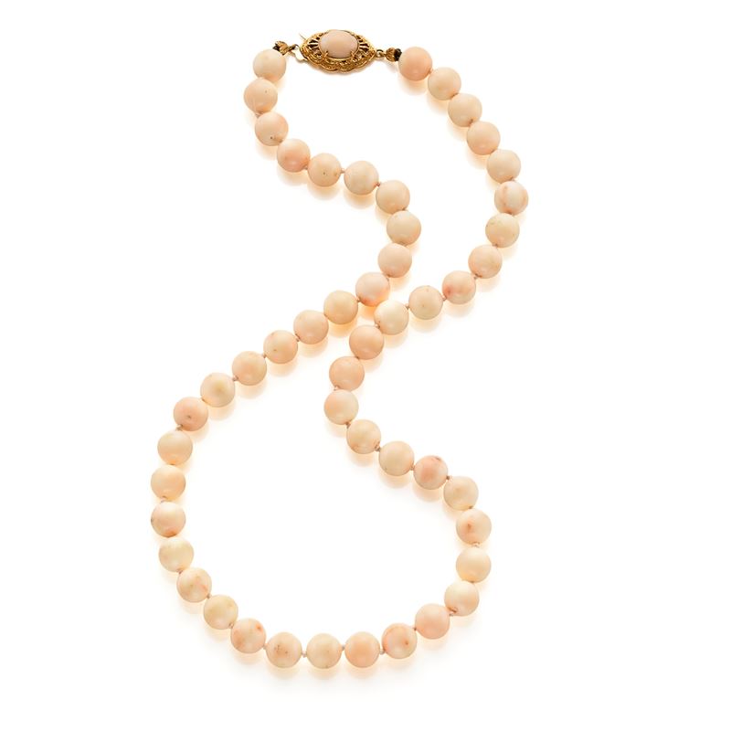 Collana in corallo con chiusura in oro