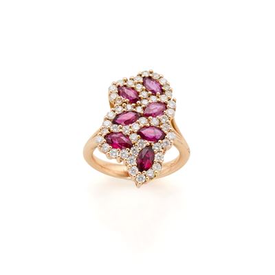 Anello in oro giallo 18 kt con diamanti rotondi e rubini navette