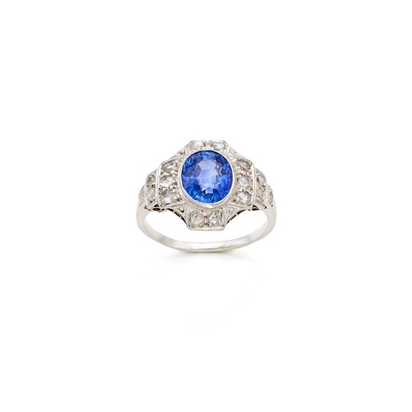 Anello in platino con diamanti e zaffiro 