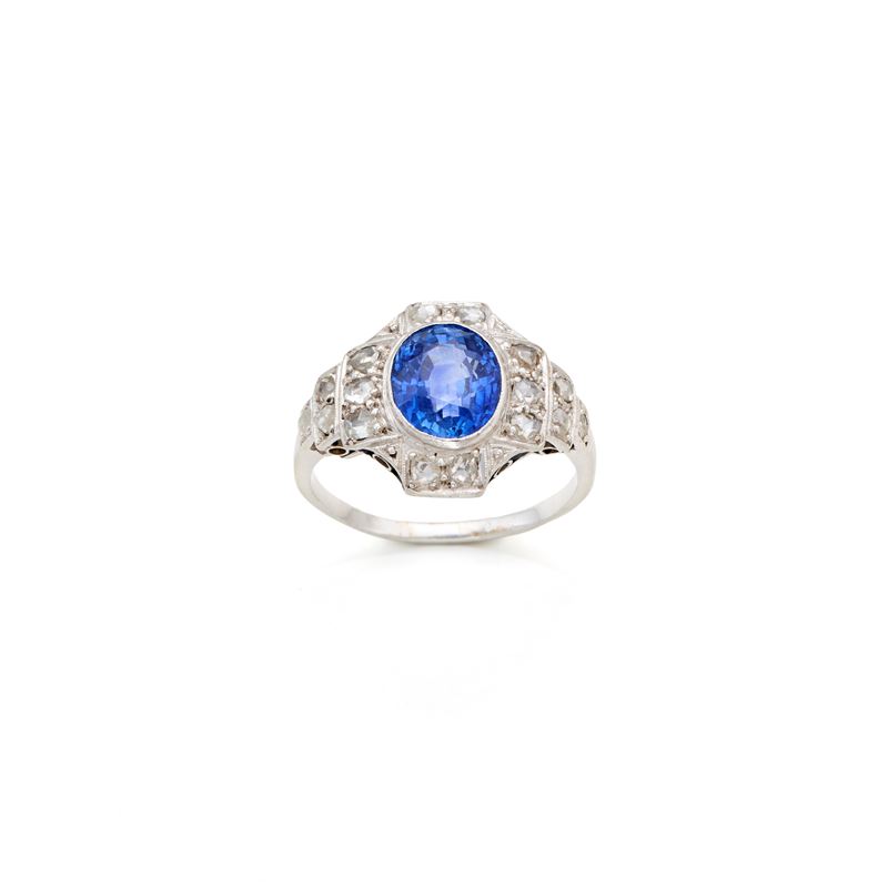 Anello in platino con diamanti e zaffiro