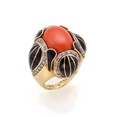 Anello in oro giallo 18 kt con smalti, diamanti e corallo cabochon ovale